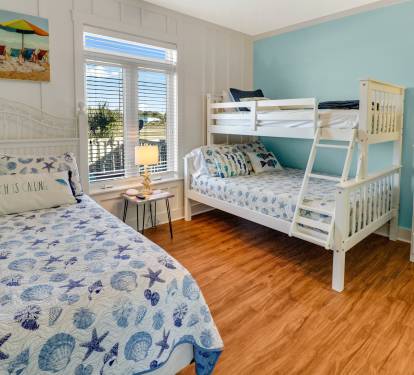 Guest bedroom with Full bed and twin/Full bunk bed