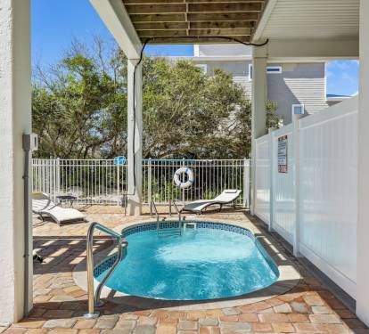 Small private pool (can be heated)