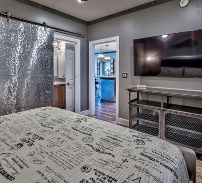 Guest King Bedroom with en suite bath