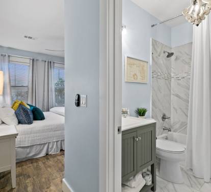 En-suite bathroom bedroom #2 upstairs with Shower/Tub Combo