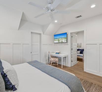 Quiet office space in upstairs Master