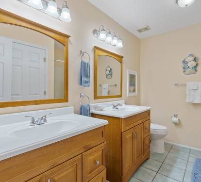Upstairs Full Bathroom