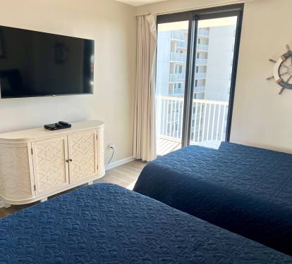 3rd bedroom Roku TV, 2 queens