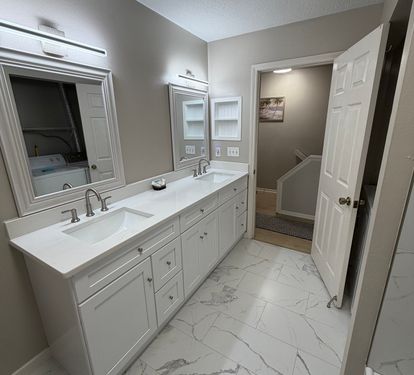 Upstairs Full Bathroom