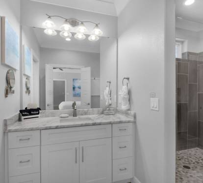Private Master Bedroom Retreat, Smart TV, En Suite Bathroom with Walk-in Shower