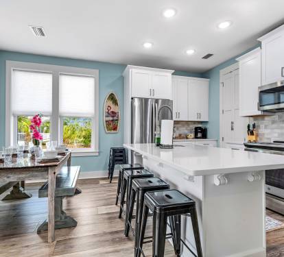 Dining Area & Fully Stocked Kitchen