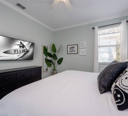 Upstairs "Surf Room" King size bed, 55" TV.
