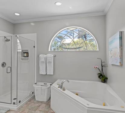 Wash away the salt and sand- unwind in the walk-in shower or soak your cares away in the tub. (jets are not functional)