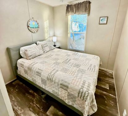 Bedroom 1 (Queen Bed)