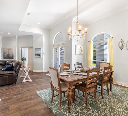 dining room (seats up to 6)