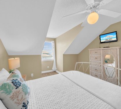 West upstairs queen bedroom, tv