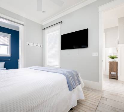 1st Floor Onsuite Bedroom with Queen Bed