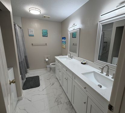 Upstairs Full Bathroom