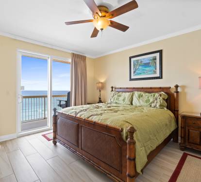 Master bedroom with access from the balcony