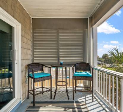 Screened in patio with bistro set