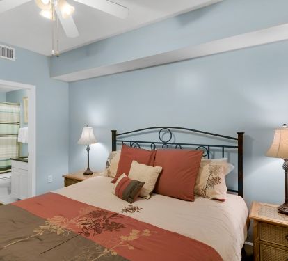 Master bedroom w/king bed and ensuite bath