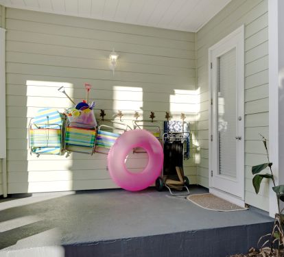 This home provides the beach set up service as well as addtional chairs etc to take to the beach!