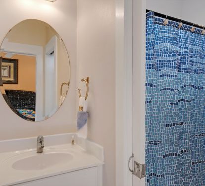 left side of the jack n jill bath