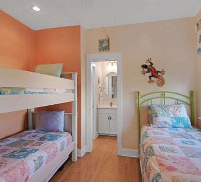 bunk room w/ twin/twin bunks, twin bed and trundle bed!