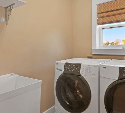 features full size high effecency washer and dryer