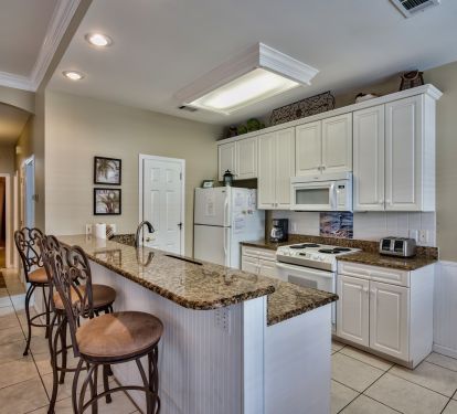 Fully equipped kitchen with eat-in counter