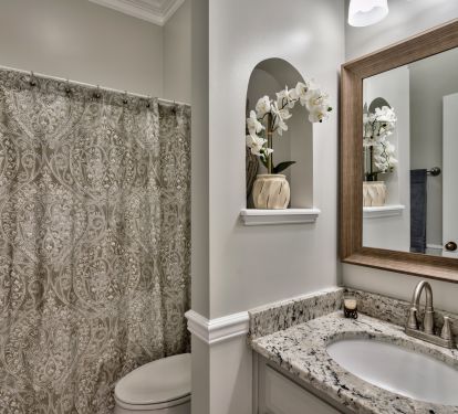 Full bath off hall/ between bedrooms