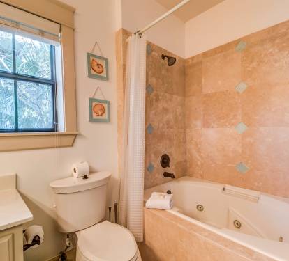 Twin Beds Private Bathroom with tile shower/Jaccuzzi tub and large L-shaped vanity