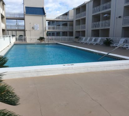 1 of the 3 large pools, this one on level 1