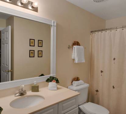 Guest bathroom - Time for a relaxing bath to end a perfect day at the beach!