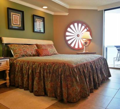 Quiet Master Bedroom King Sized bed, flatscreen TV, DVD player, celing fan, sound system clock/radio,  And a window wheel that can be opened and closed.Balcony Access.