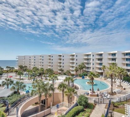 Beautiful courtyard and pool area that also has 10 grills onsite