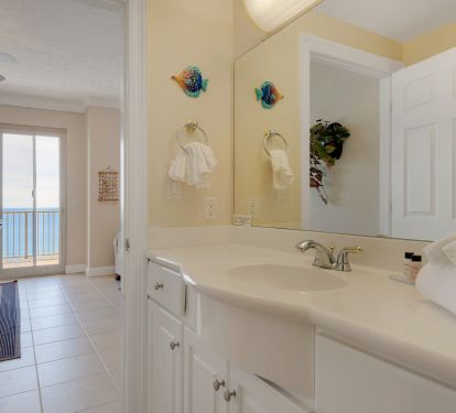 Shows the 2nd bedroom 4=piece en-suite bathroom that can also be accessed from the living areas