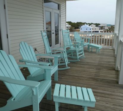 TOP FLOOR DECK...Lots of chairs and a great view!