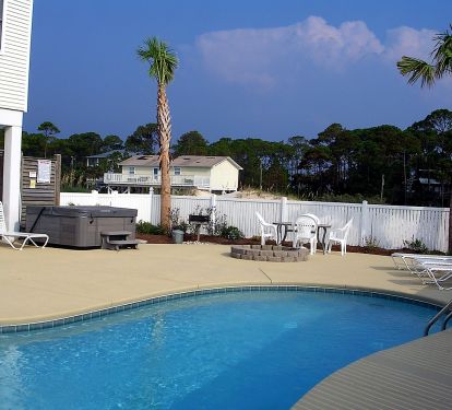 Free POOL HEAT  for extra enjoyment in the Spring and Fall ! + Pool toys 