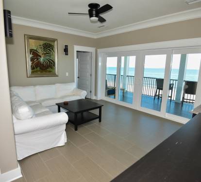 4TH FLOOR GULF FRONT LIVING ROOM &amp; KITCHENETTE