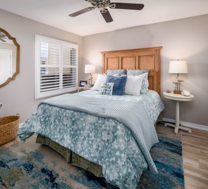 2nd bedroom with queen bed