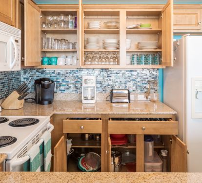 fully stocked kitchen!
