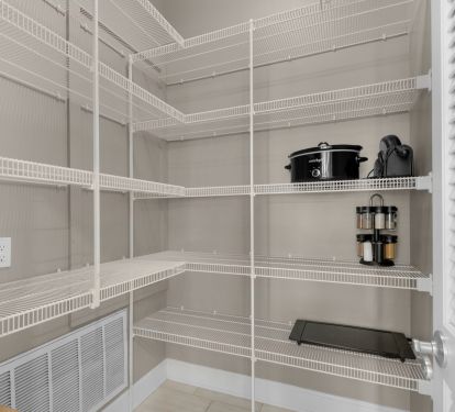 HUGE WALK IN PANTRY!!
