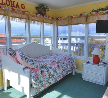 Trundle bed and TV in Aloha room