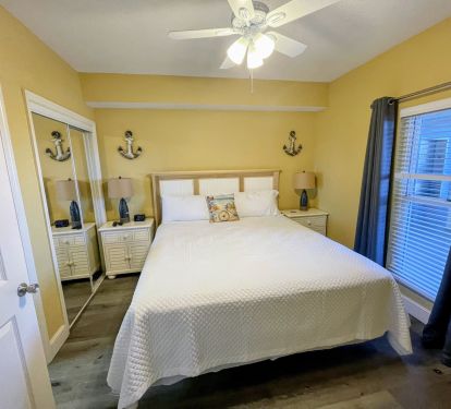 Guest room with king bed