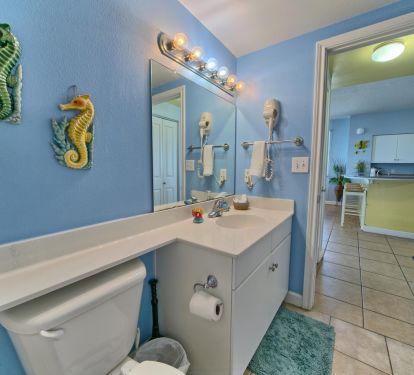 Bunk bathroom with tub/shower combo, beachy theme! 