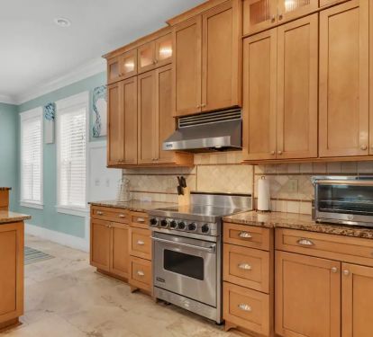 Shenanigans-8 Granite counters, Viking range, stainless appliances, tons of custom cabinets. Completely inventoried with everything needed for your gourmet masterpiece!