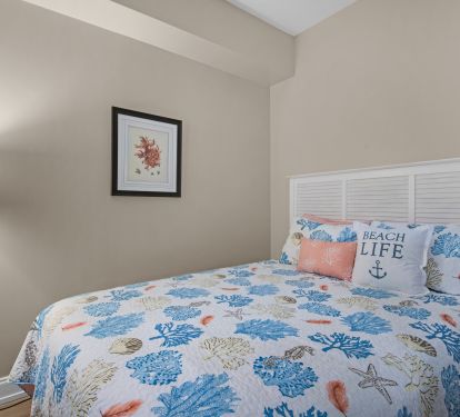 Bonus room with queen bed.