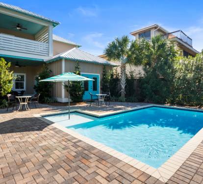 Large, lush, tropical backyard getaway!
