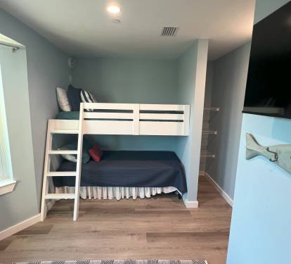 Bunkroom with four XL twin beds