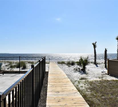 FLAT PRIVATE BOARDWALK TO THE BEACH