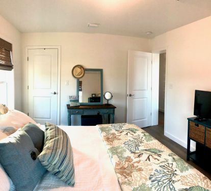 upstairs king bedroom with walk-in closet with pack-n-play