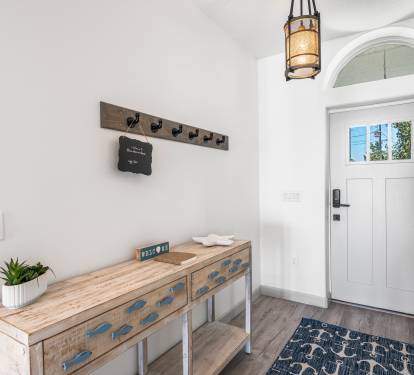Large entry w/space for jackets to hang