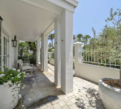 Front porch with comfortable seating for all your guests.