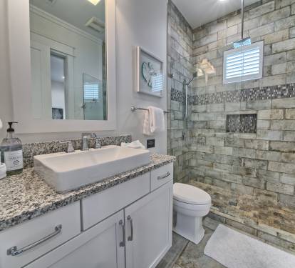 1ST FLOOR MASTER BATHROOM